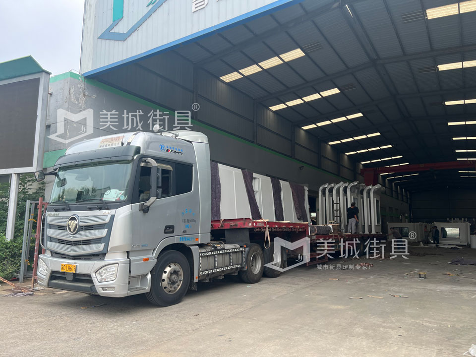 江蘇美城街具為新疆定制公交站臺第三批批發(fā)貨案例